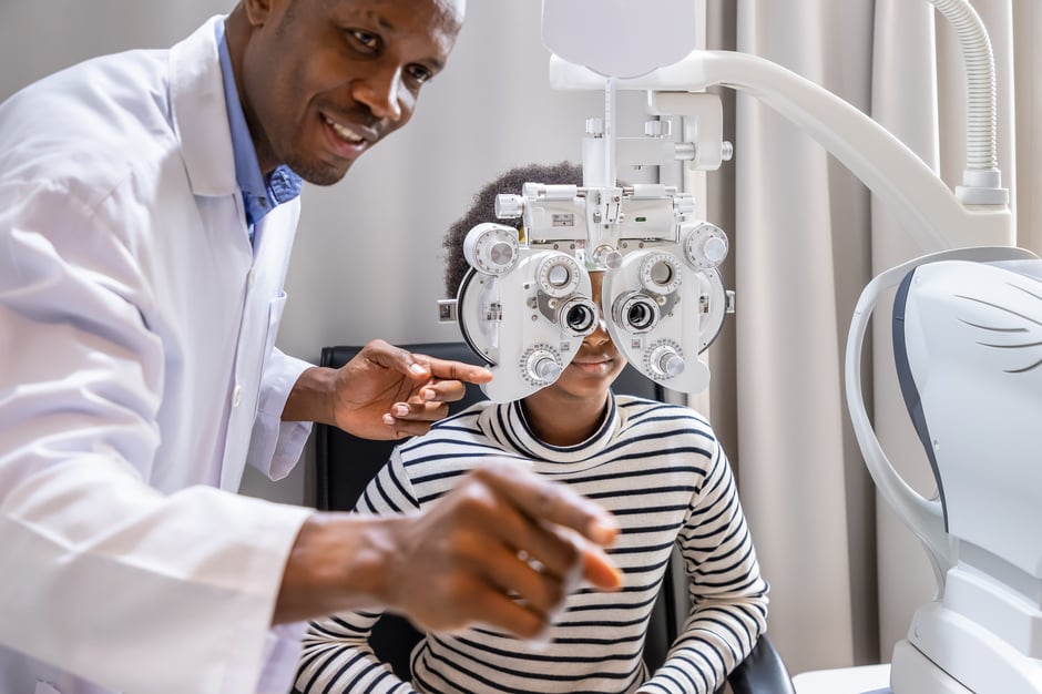 Ophthalmologist guiding a patient through a vision test, highlighting a personalized patient experience.