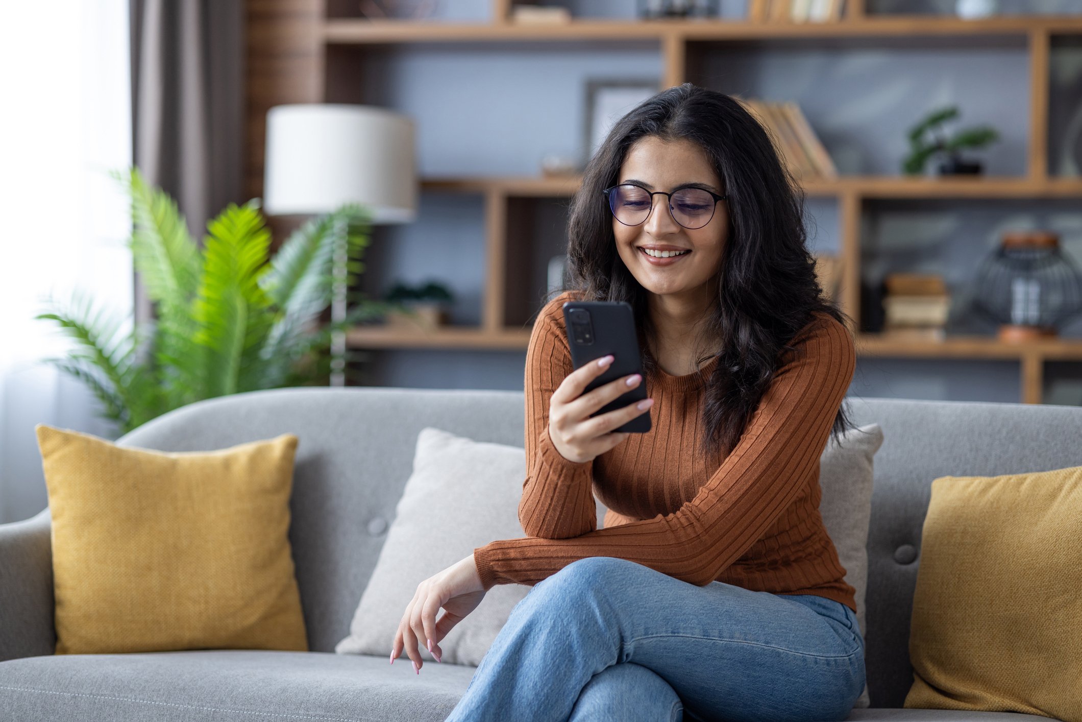 Patient receiving text from the optometry office about eyewear pickup